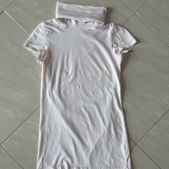 2832 Theory women's short-sleeve turtleneck shirt pale pink size M - Picture 3 of 6